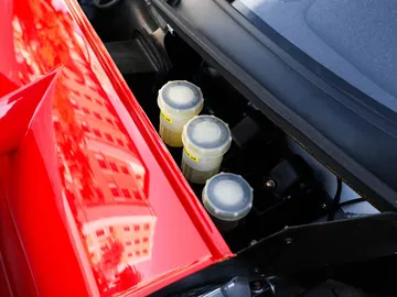 Vista del motor y componentes del Ferrari F40 LM, destacando su destreza técnica.