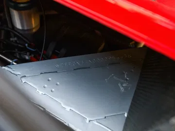 Vista detallada del motor del Ferrari F40 LM, destacando su impresionante diseño y tecnología.