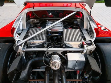 Vista del motor del Ferrari F40 LM, con su impresionante configuración de doble turbo.