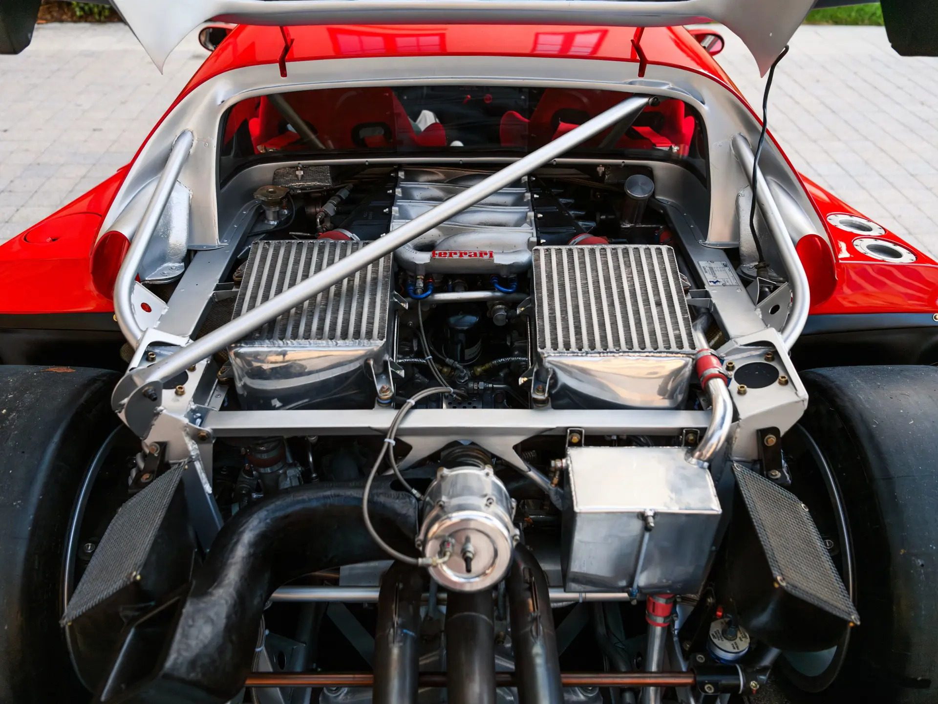 Vista del motor del Ferrari F40 LM, con su impresionante configuración de doble turbo.