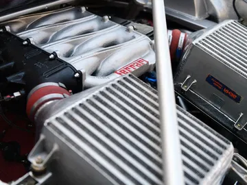 Imagen del motor del Ferrari F40 LM, mostrando su impresionante sistema de inducción forzada.