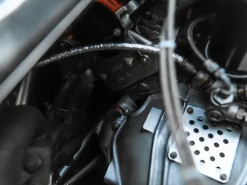Vista detallada del motor del Ferrari F40 LM, evidencia de su impresionante ingeniería.