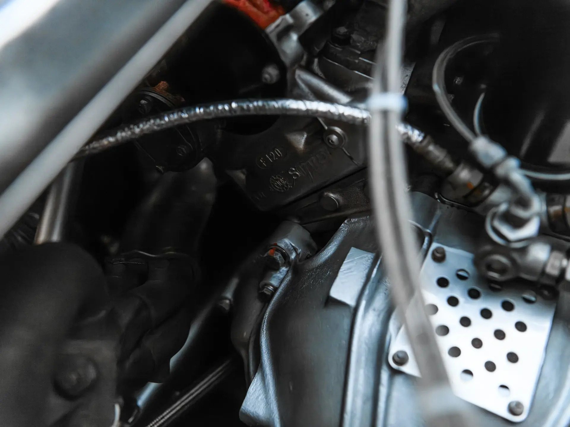Vista detallada del motor del Ferrari F40 LM, evidencia de su impresionante ingeniería.