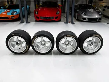 Juego de llantas del Ferrari F40 LM, preparadas para pista.