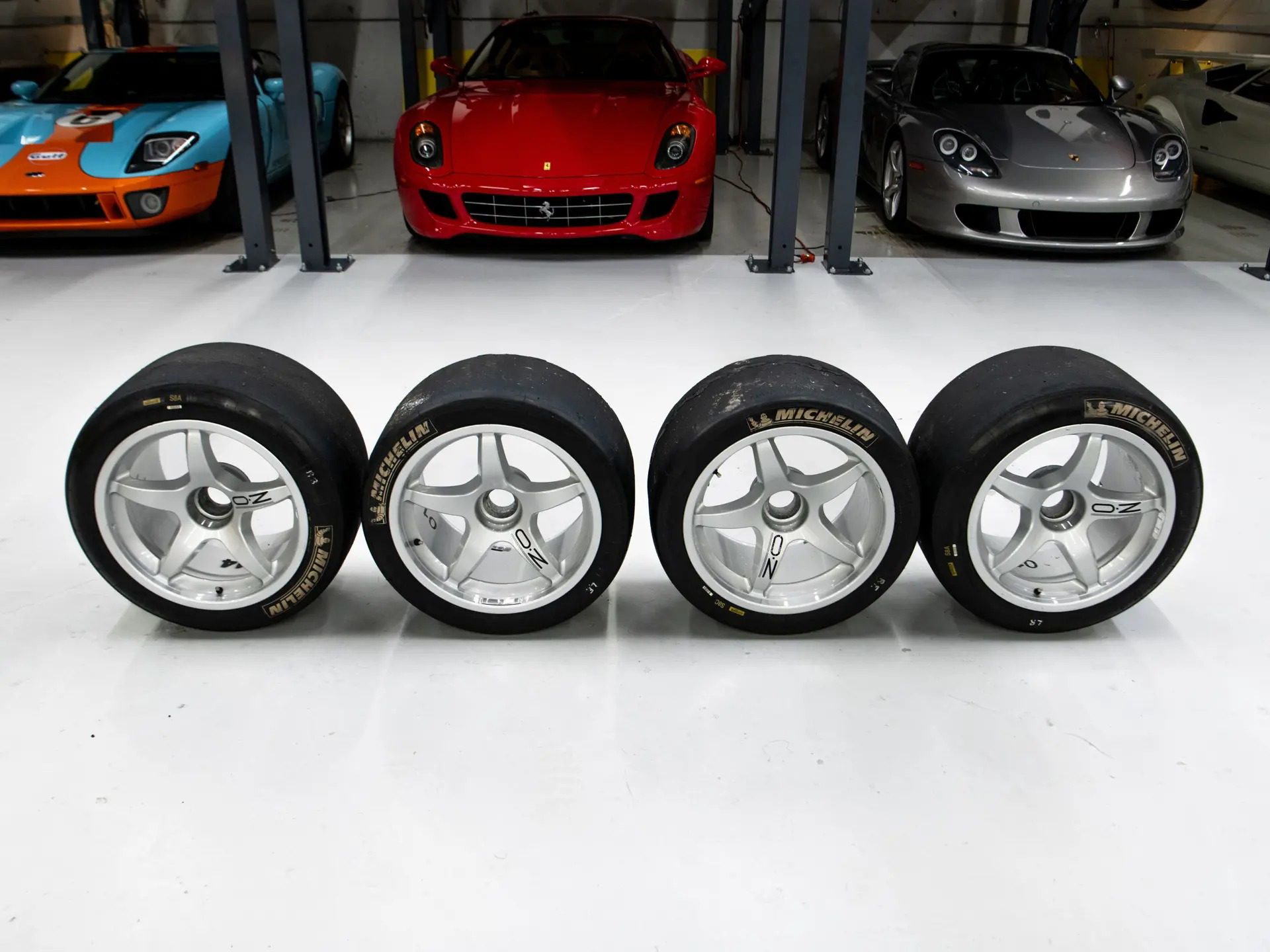 Juego de llantas del Ferrari F40 LM, preparadas para pista.