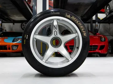 Detalle de una llanta del Ferrari F40 LM, destacando su diseño y tecnología de competición.