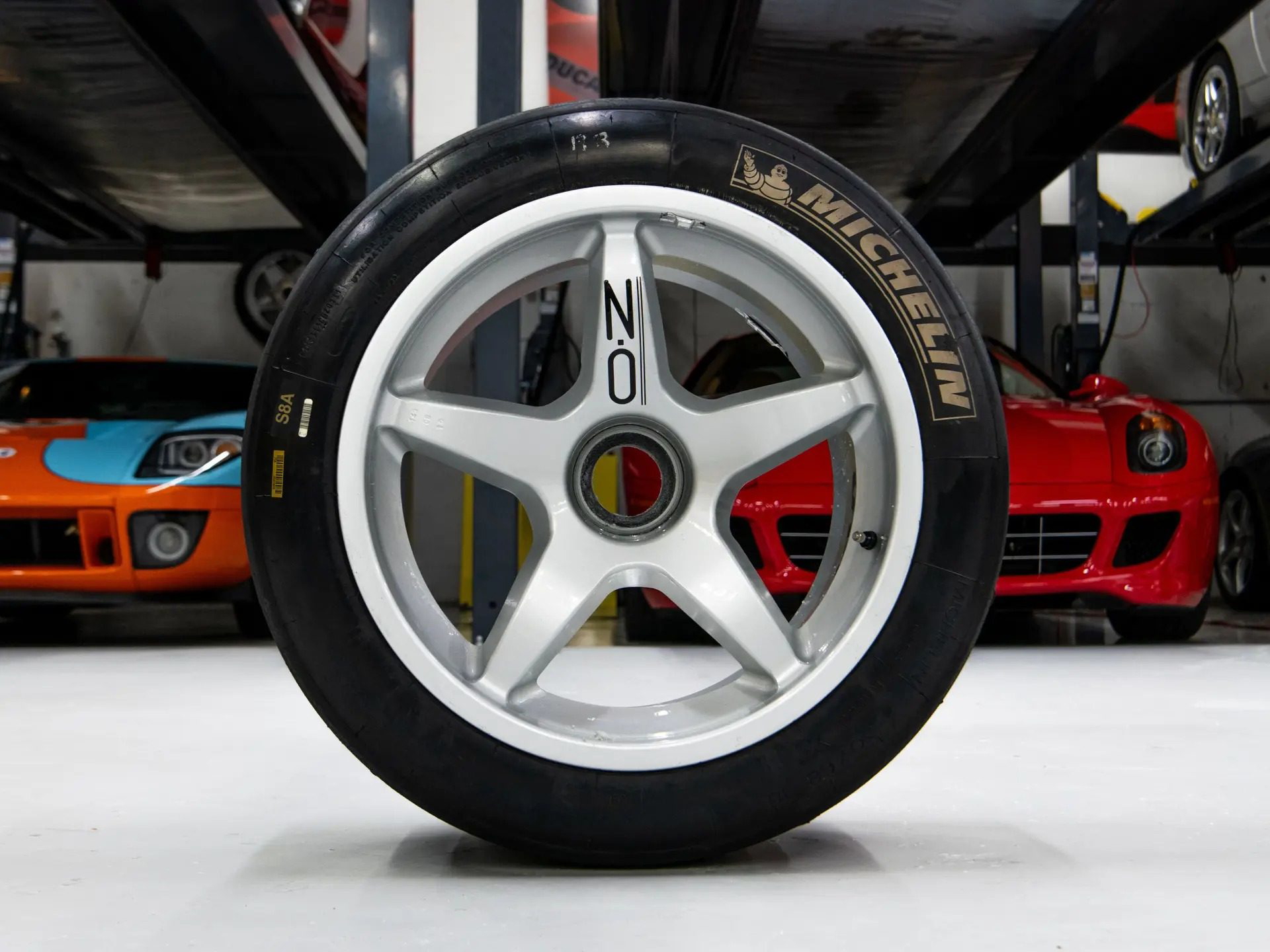 Detalle de una llanta del Ferrari F40 LM, destacando su diseño y tecnología de competición.