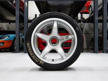 Primer plano de la llanta del Ferrari F40 LM, destacando su diseño y calidad de fabricación.