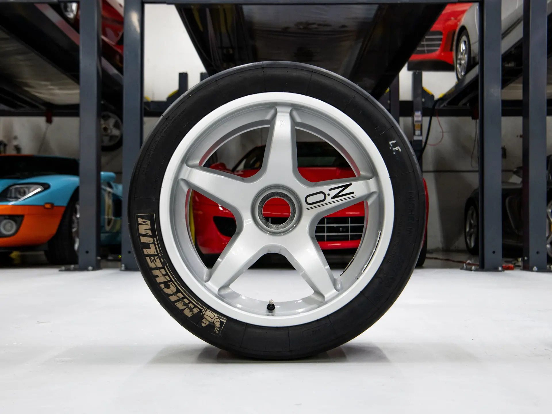 Primer plano de la llanta del Ferrari F40 LM, destacando su diseño y calidad de fabricación.