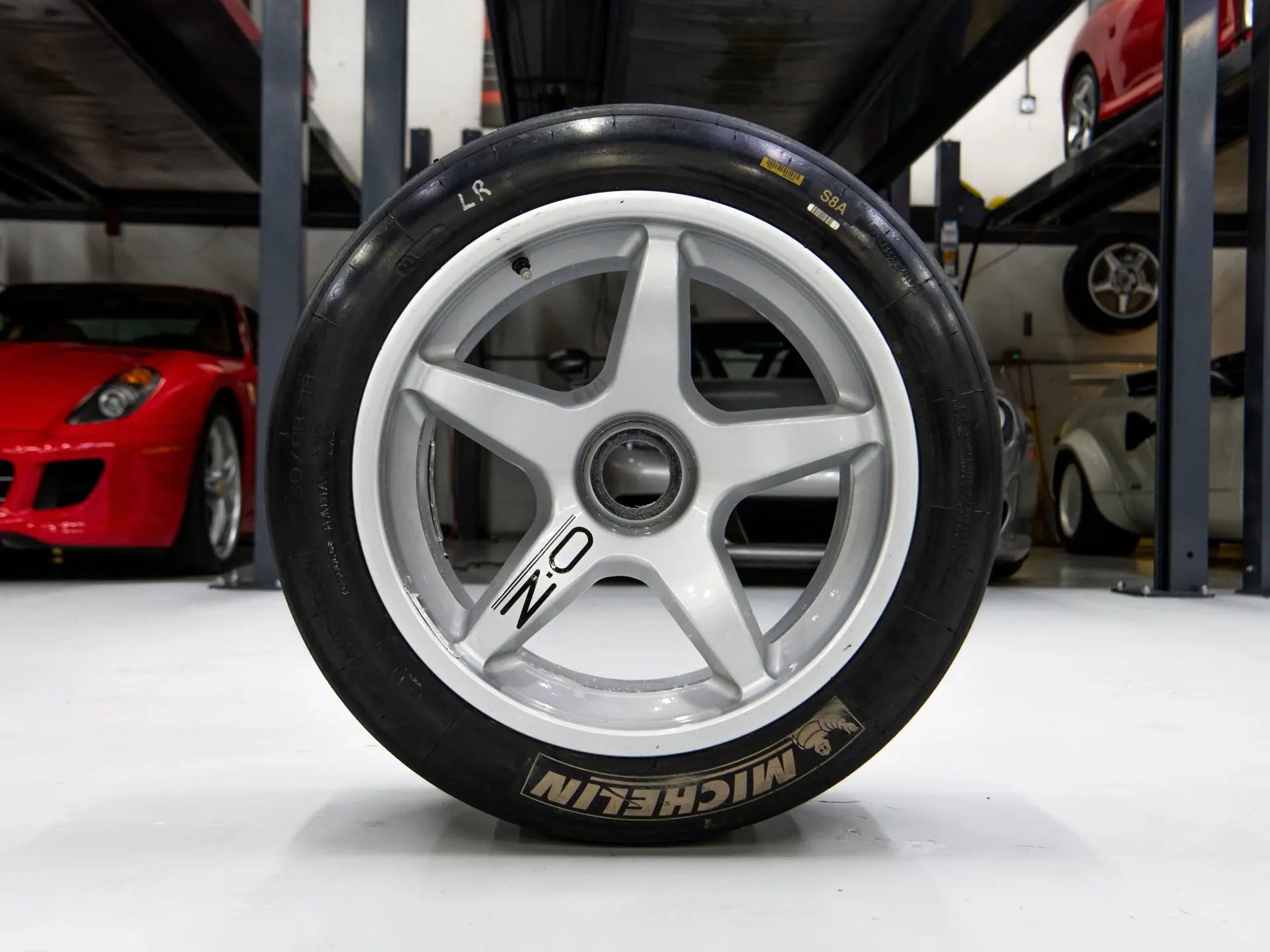 Rueda del Ferrari F40 LM, diseñada para la máxima performance en pista.
