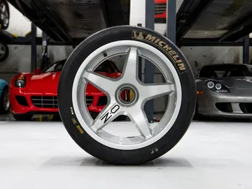 Detalle del neumático Michelin del Ferrari F40 LM, un ícono de velocidad y rendimiento.