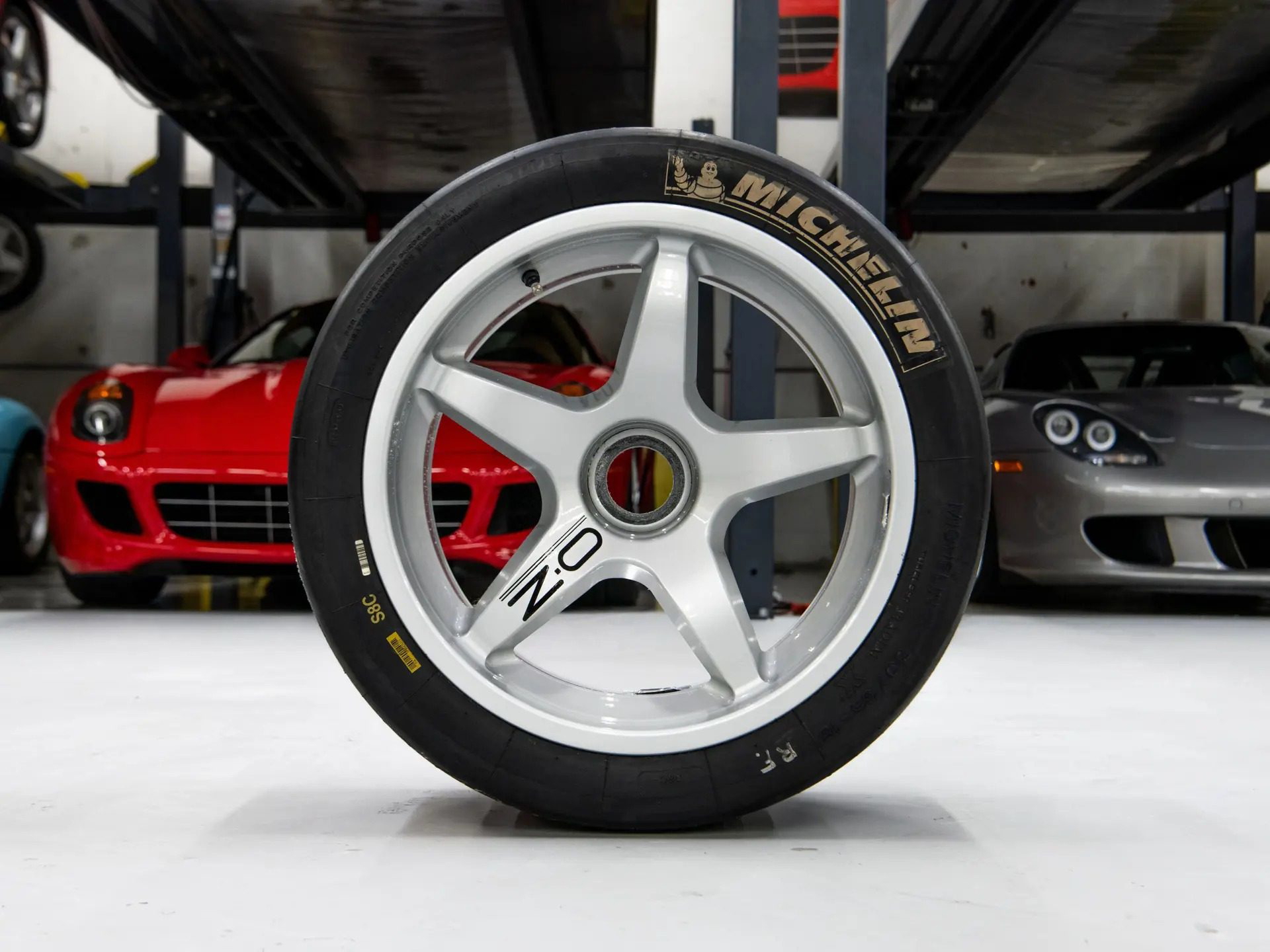 Detalle del neumático Michelin del Ferrari F40 LM, un ícono de velocidad y rendimiento.