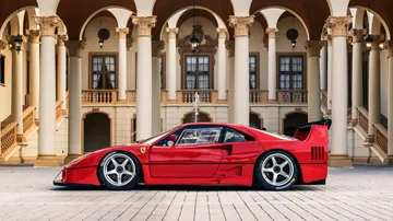 El Ferrari F40 LM Michelotto destaca por su diseño aerodinámico y su ferocidad en pista.