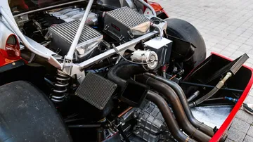 Vista del motor del Ferrari F40 LM, destaca su impresionante configuración y potencia.