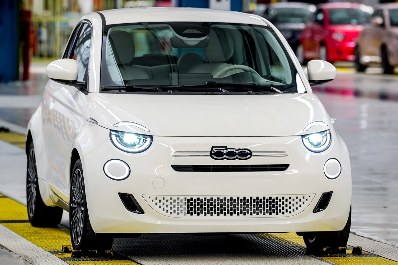 El Fiat 500 híbrido destaca por su diseño atractivo y eficiencia energética.
