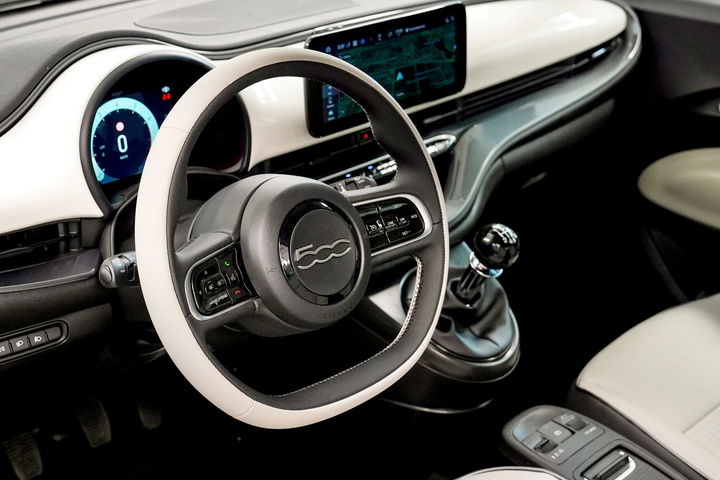 Vista del interior del Fiat 500 Hybrid, con tecnología moderna y diseño elegante.