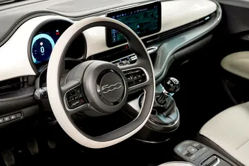 Vista del interior del Fiat 500 Hybrid, con tecnología moderna y diseño elegante.