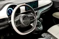 Vista del interior del Fiat 500 Hybrid, con tecnología moderna y diseño elegante.