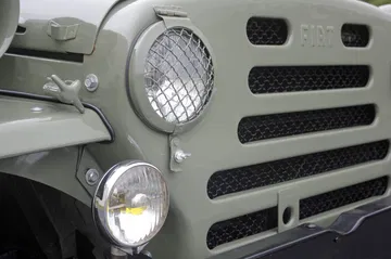 Primer plano del frontal del Fiat Campagnola, mostrando su diseño robusto y funcional.