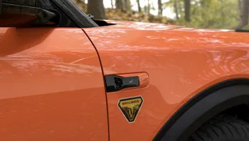 Detalle del diseño lateral del Ford Bronco híbrido, resaltando su distintivo emblema. Detalle del diseño lateral del Ford Bronco híbrido, resaltando su distintivo emblema.