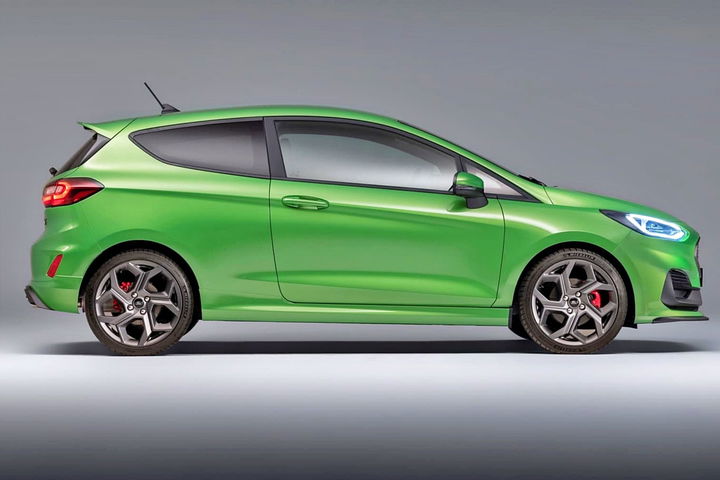 Ford Fiesta ST en un tonalidad verde vibrante, destaca su diseño dinámico y deportivo.