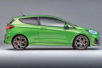 Ford Fiesta ST en un tonalidad verde vibrante, destaca su diseño dinámico y deportivo.