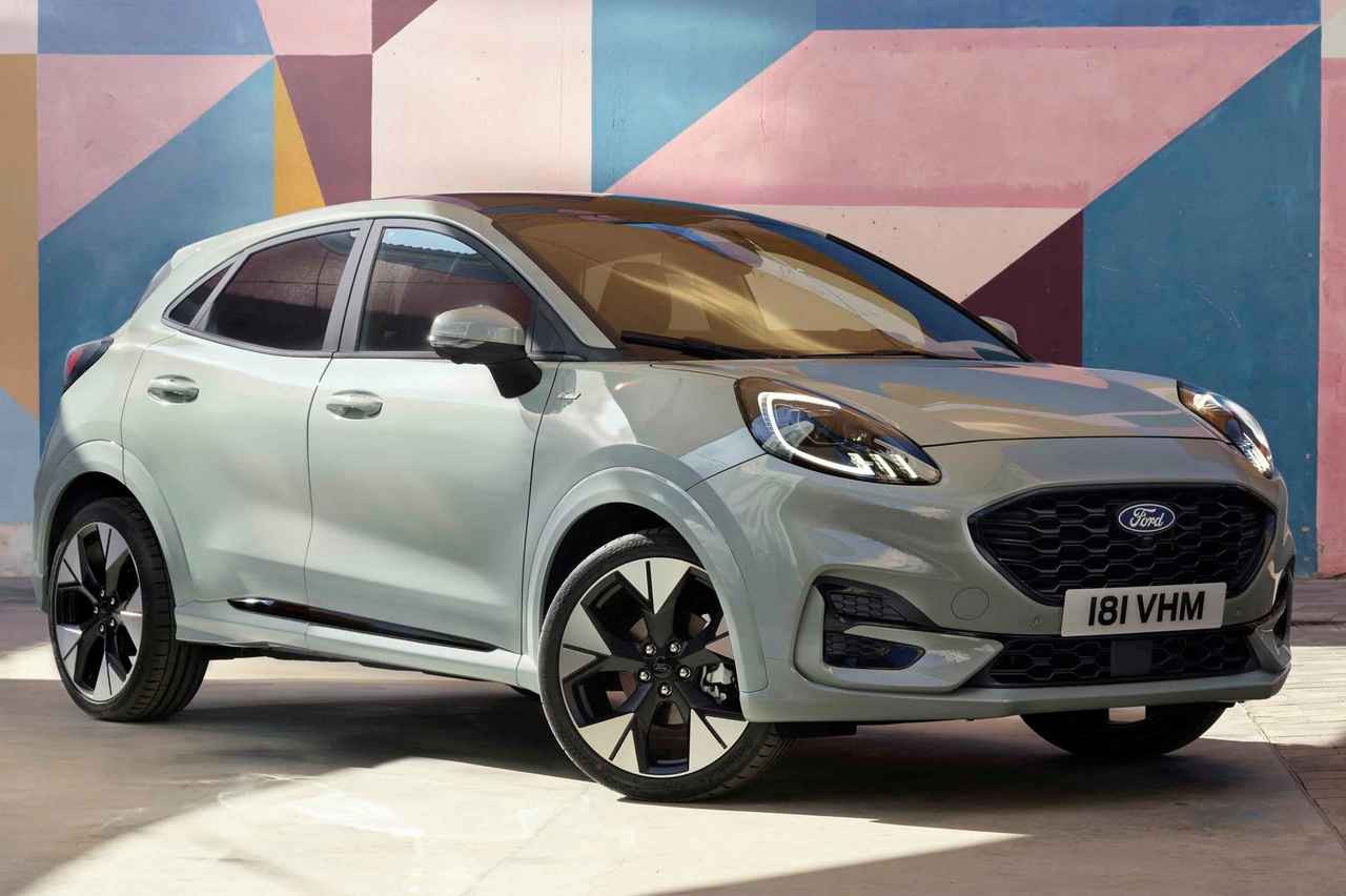 El nuevo Ford Puma Hybrid 2025 presenta un diseño moderno y deportivo.
