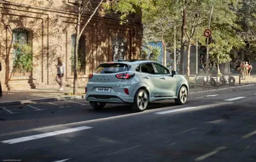 Ford Puma híbrido 2025, SUV compacto que destaca por su estilo dinámico.