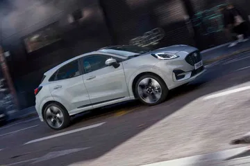 Ford Puma híbrido 2025 en movimiento, con un diseño dinámico. Ford Puma híbrido 2025 en movimiento, con un diseño dinámico.