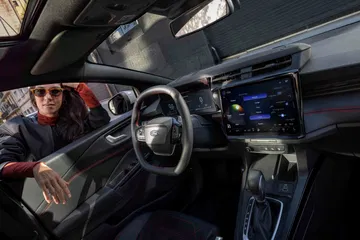 Interior del Ford Puma Hybrid 2025 que destaca tecnolog&iacute;a y confort.