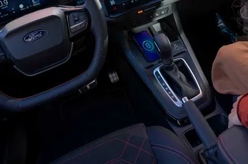 Vista del interior del Ford Puma Hybrid 2025, destacando su moderno dise&ntilde;o y tecnolog&iacute;a.