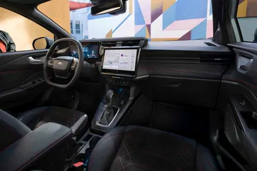Interior moderno y deportivo del Ford Puma Hybrid 2025.