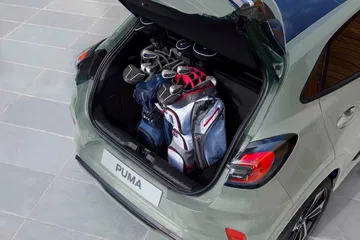 Maletero espacioso del Ford Puma 2025, ideal para actividades deportivas.