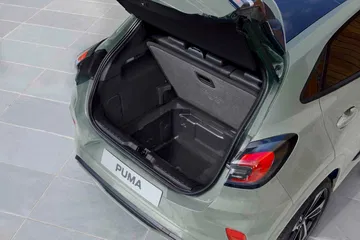 Vista del maletero del Ford Puma Hybrid, con espacio optimizado.