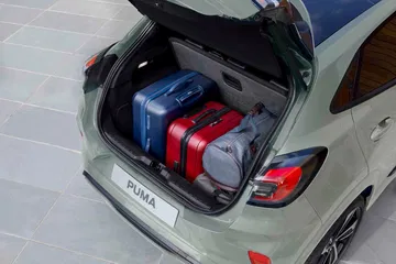 Maletero del Ford Puma, ideal para equipaje en viajes cortos.