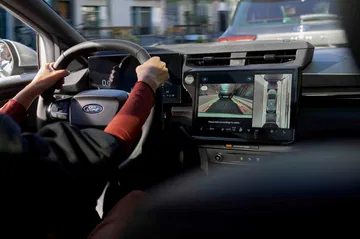 Vista del salpicadero con tecnolog&iacute;a avanzada del Ford Puma. Muestra el sistema de infoentretenimiento y asistencias. 