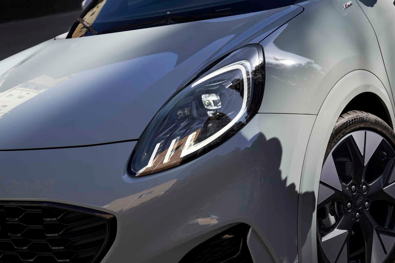Vista delantera del Ford Puma, destaca su diseño moderno y deportivo.