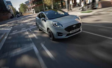 El Ford Puma Hybrid 2025 mezcla estilo y eficiencia en un SUV compacto.