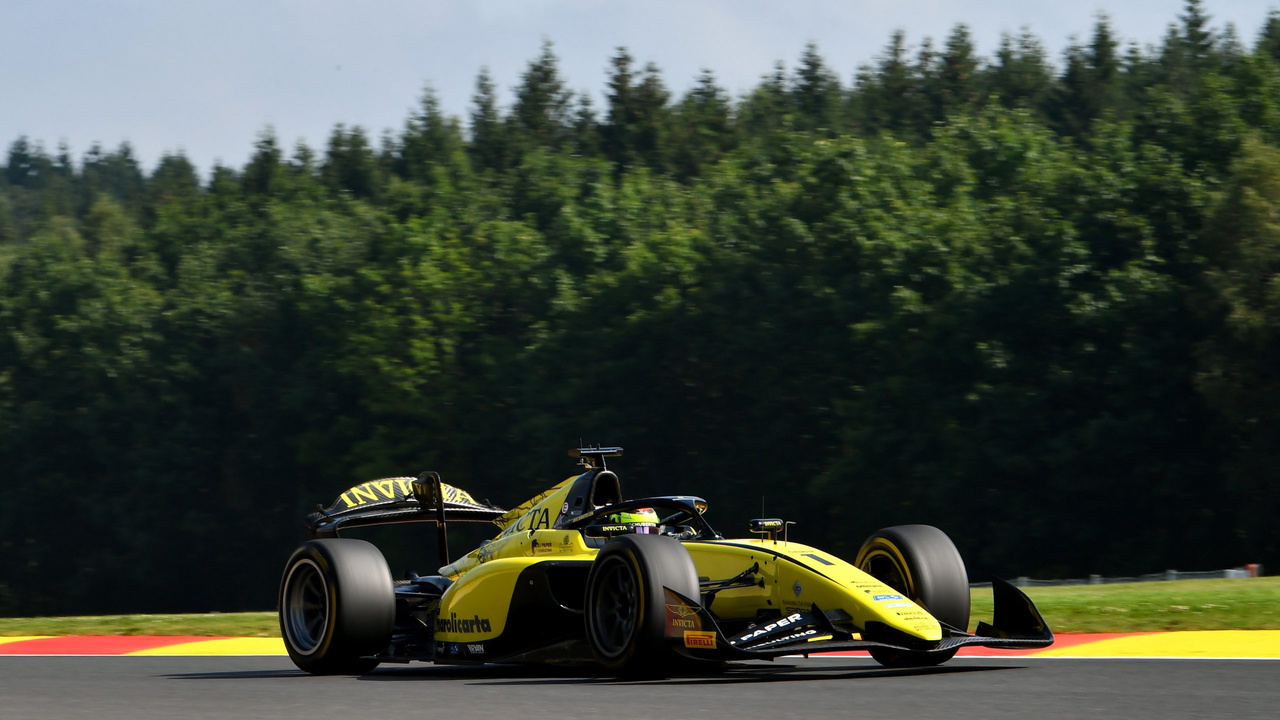 El monoplaza de F2 en plena acción en Spa, resaltando su diseño aerodinámico.