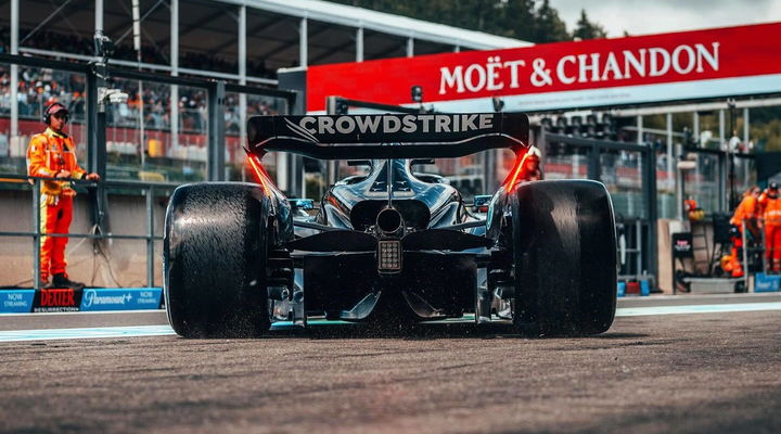 El Mercedes de George Russell muestra su impresionante alerón trasero en Spa.