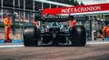 El Mercedes de George Russell muestra su impresionante alerón trasero en Spa.