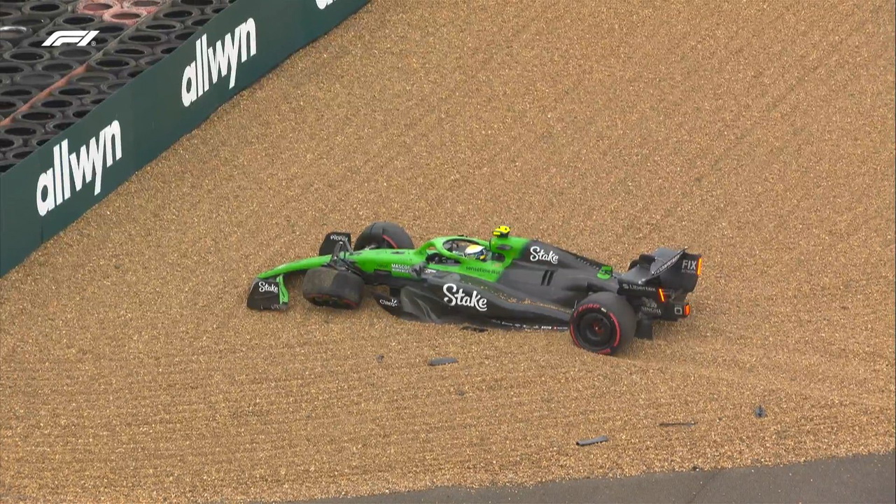 El monoplaza de F1 se encuentra fuera de pista tras un incidente en Silverstone.