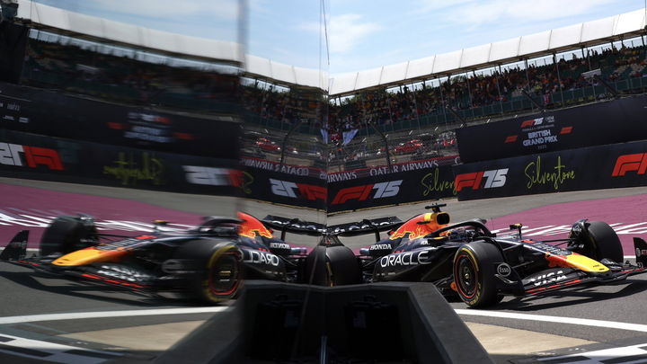 Charles Leclerc marca el mejor tiempo en Silverstone, dejando incógnitas tras banderas rojas.
