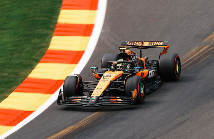 Lando Norris en su McLaren muestra su velocidad en Spa, listo para la lluvia.