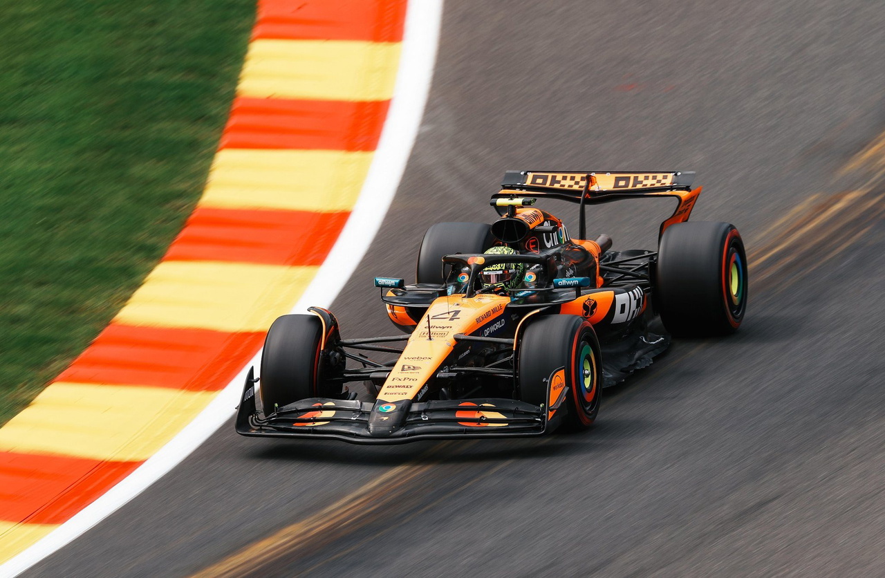 Lando Norris en su McLaren muestra su velocidad en Spa, listo para la lluvia.