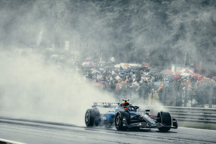 Carlos Sainz en plena acción durante el Gran Premio de Bélgica 2025.