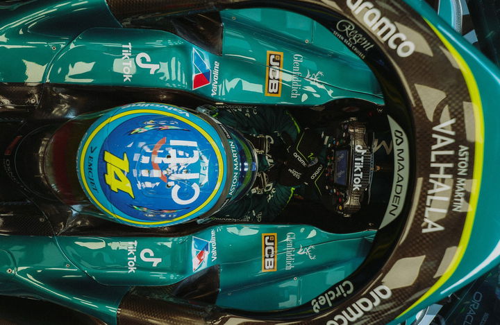 Vista del cockpit del Aston Martin de Fernando Alonso en pleno circuito.