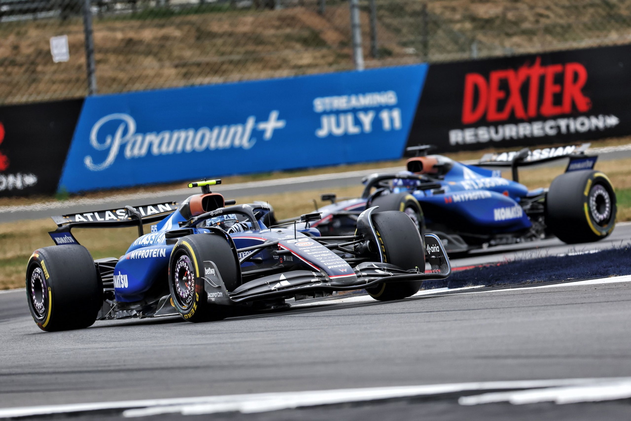 Los españoles luchan en Silverstone, destacando las curvas del trazado británico.