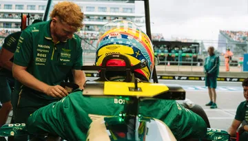 El piloto español se prepara para la carrera en su Aston Martin. Sensación de ocasión perdida.