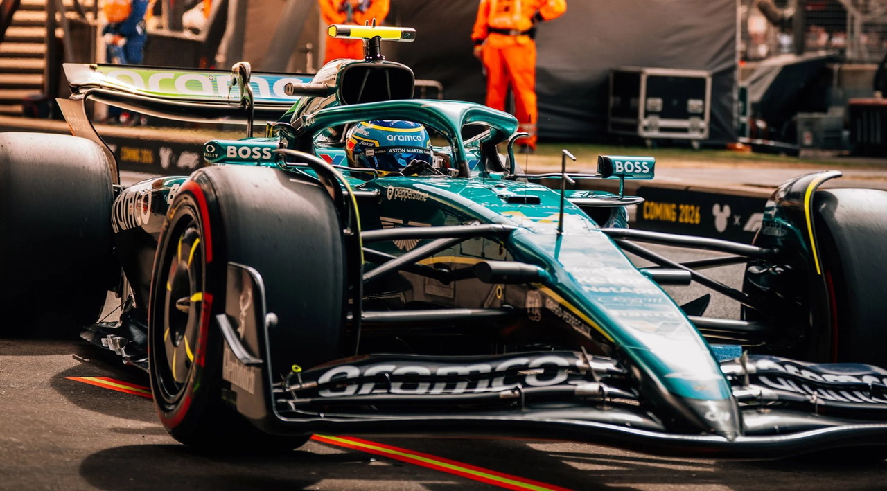 El Aston Martin toma la curva con precisión en Silverstone, mostrando su potencial.